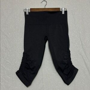 Lululemon Athletica Black Leggings with Ruched Detail. Size 6